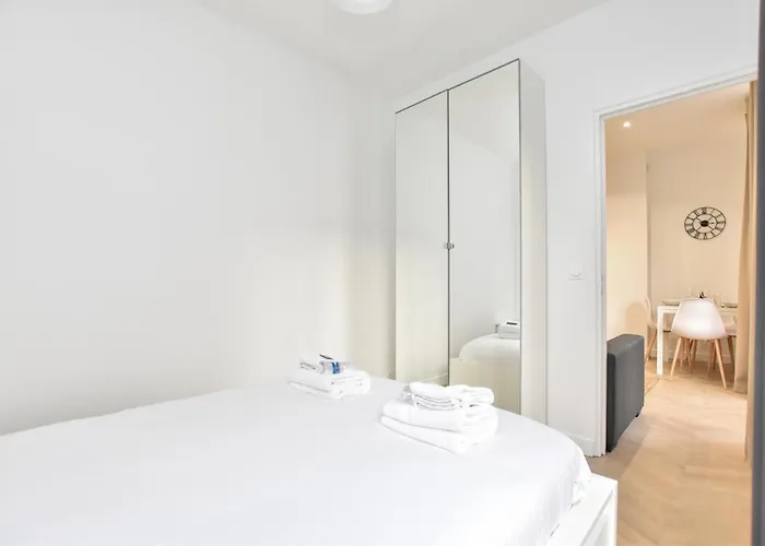 1bdr Bastille شقة *